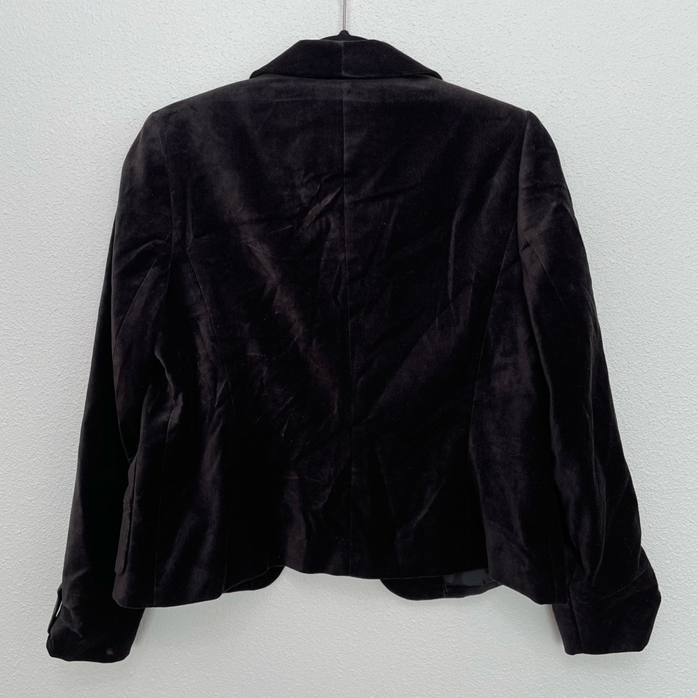 Apostrophe Women's Fitted Black Velvet Blazer, Petite - Picture 6 of 7